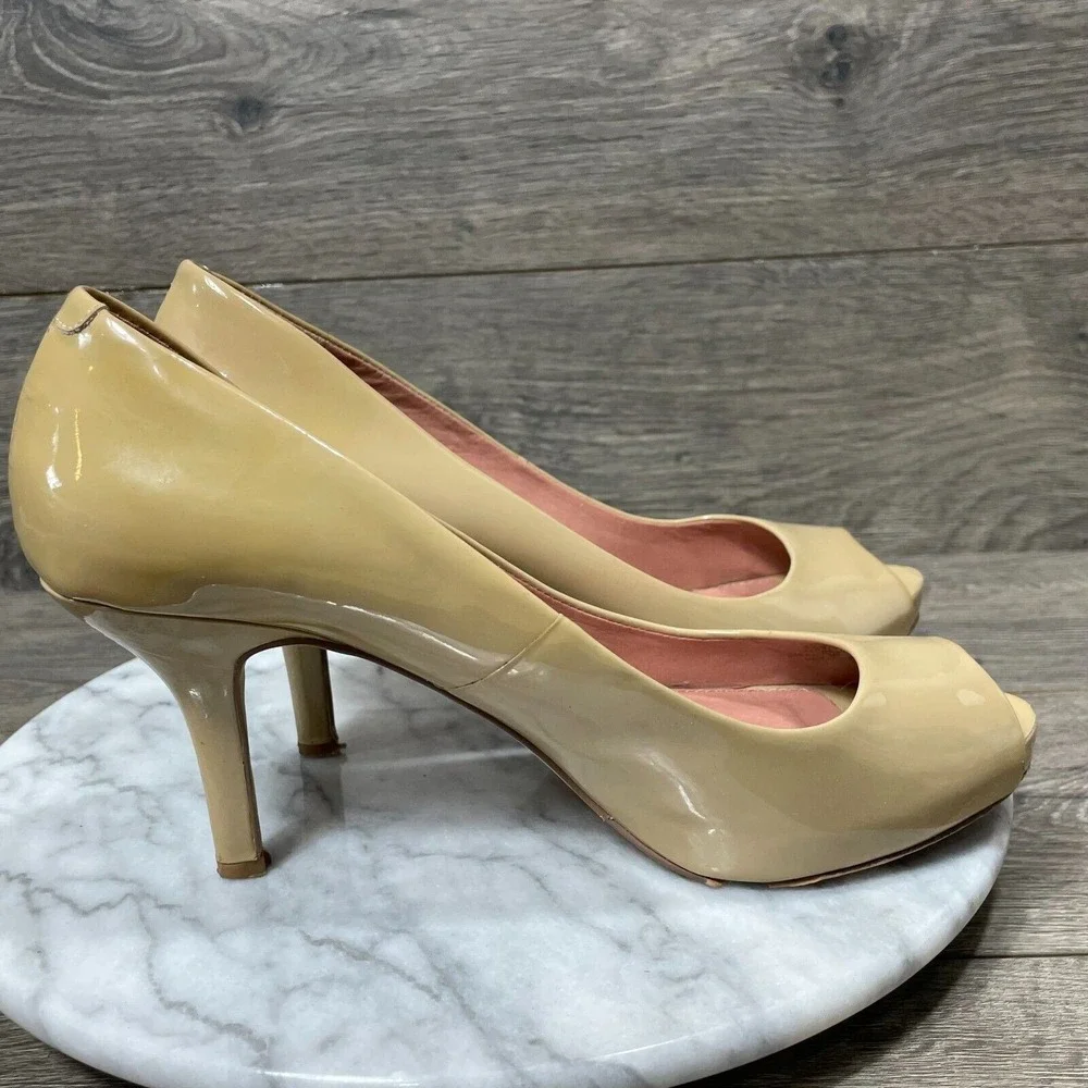 Vince Camuto Heels Womens 8.5 B Beige Nude Kitten‎ Patent Leather Peep Toe Pumps